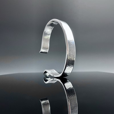 Lot 830 - A contemporary pure silver heavy bangle with...