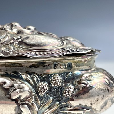 Lot 79 - An Edwardian silver hinge lidded trinket box,...