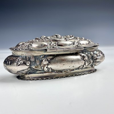 Lot 79 - An Edwardian silver hinge lidded trinket box,...