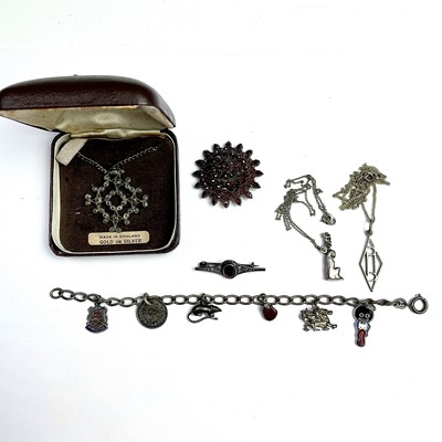 Lot 909 - Silver jewellery to include three pendant...