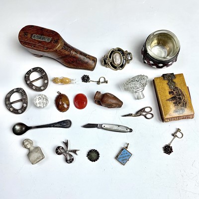 Lot 910 - Interesting miscellaneous items including an...