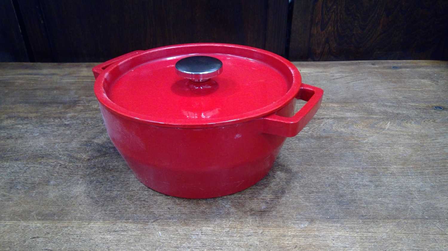 Lot 25 - PYREX CAST IRON SLOW COOK POT. 3.6L