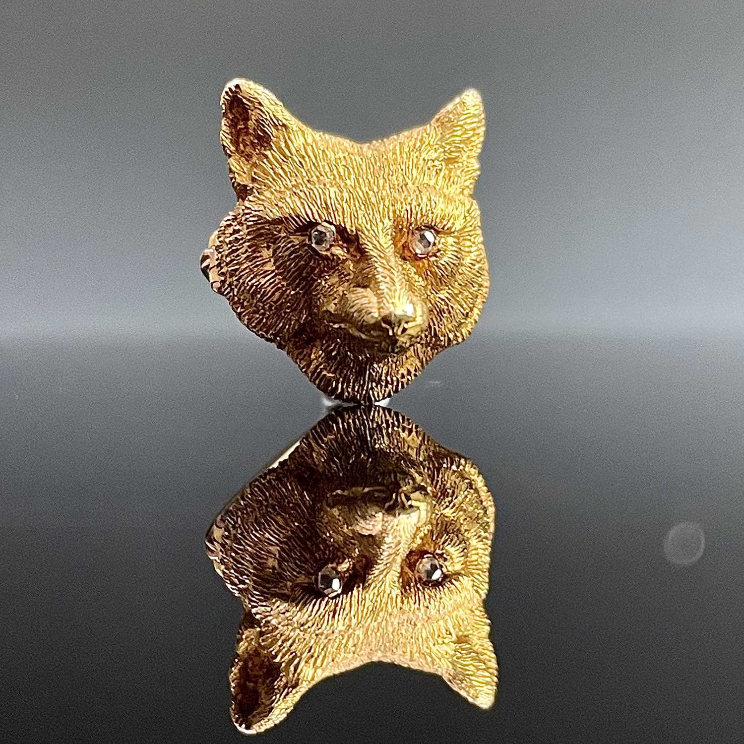 Lot 641 - An exquisitely modelled 18ct fox head brooch...