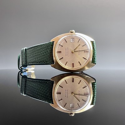 Lot 938 - A 9ct gold Bulova Ambassador gentlemans...