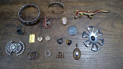 Lot 11 - A Mixture of Antique and Costume Jewellery....