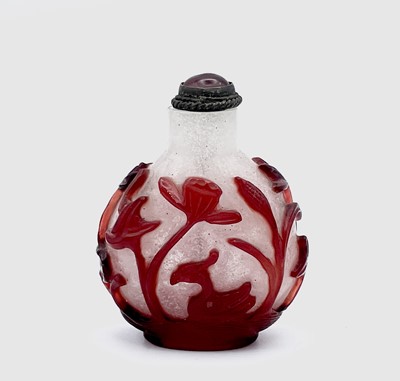 Lot 183 - A Chinese overlay glass snuff bottle, mid-late...