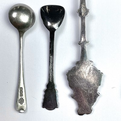 Lot 27 - A collection of mixed silver flatwares to...