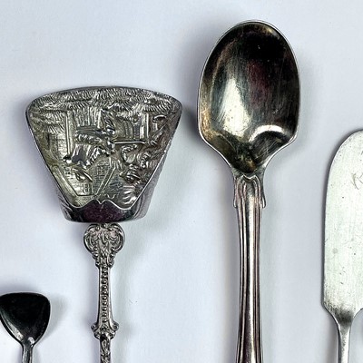 Lot 27 - A collection of mixed silver flatwares to...