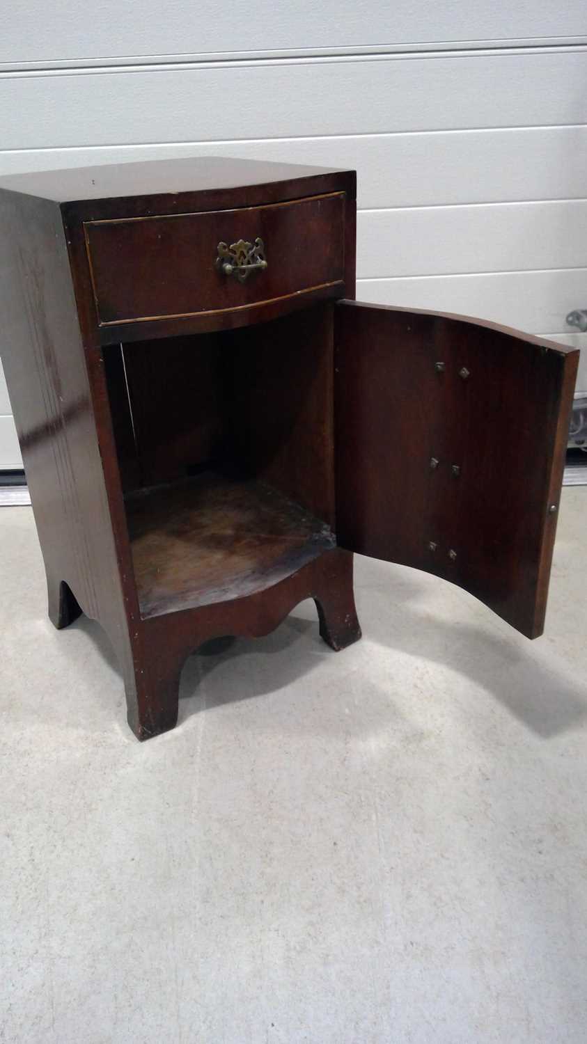 Lot 27 Antique Bedside Chamber Pot with one