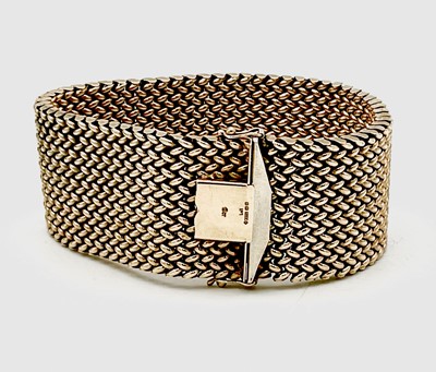 Lot 882 - A modern 9ct hallmarked gold mesh bracelet,...