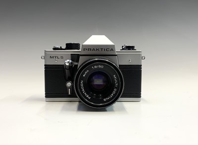 Lot 283 - A collection of Praktika film cameras to...