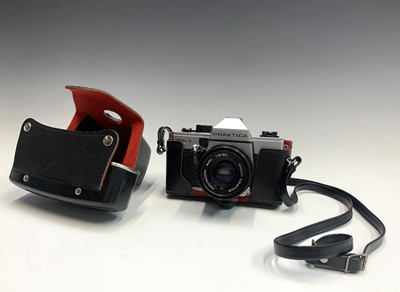 Lot 283 - A collection of Praktika film cameras to...