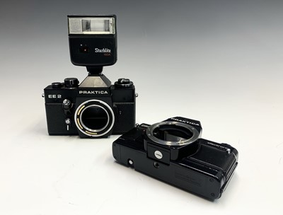 Lot 283 - A collection of Praktika film cameras to...