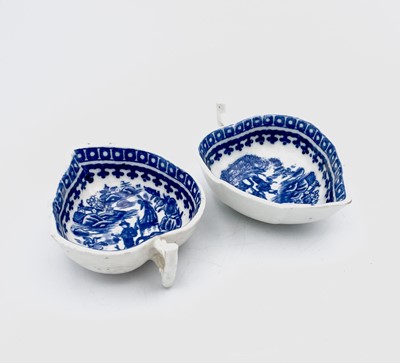 Lot 898 - A Worcester porcelain blue and white butter...