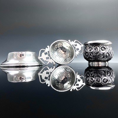 Lot 106 - A Victorian silver small sugar bowl with...