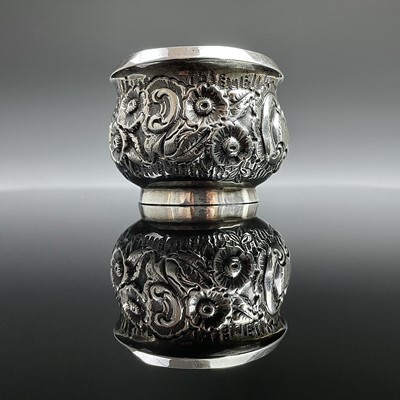 Lot 106 - A Victorian silver small sugar bowl with...