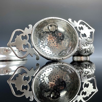 Lot 106 - A Victorian silver small sugar bowl with...