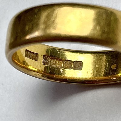 Lot 795 - A 22ct hallmarked gold band ring, weight 5.79g.