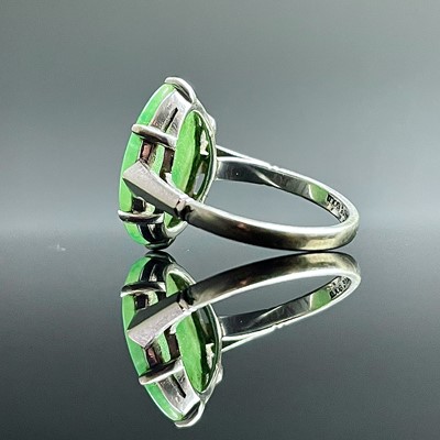 Lot 639 - An Art Deco white gold jade set ring, the...