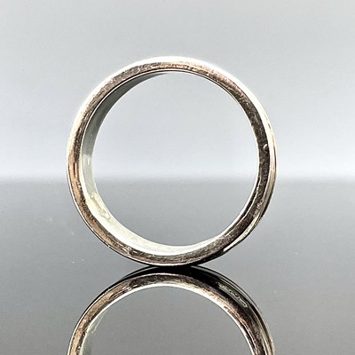 Lot 721 - A 9ct bi-colour gold band ring, size O/P,...