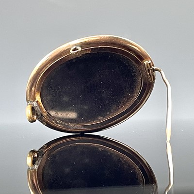 Lot 731 - A Victorian 9ct gold (tested) oval brooch with...