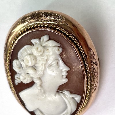 Lot 626 - A 9ct gold mounted oval shell cameo brooch,...