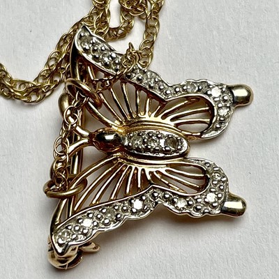 Lot 637 - A 9ct hallmarked gold butterfly brooch set...