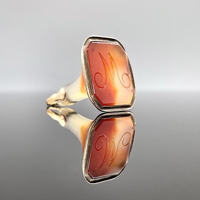 Lot 181 - A rose gold mounted agate seal fob, length 32mm.