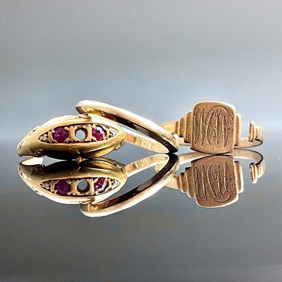 Lot 801 - A 9ct gold band ring together with two broken...