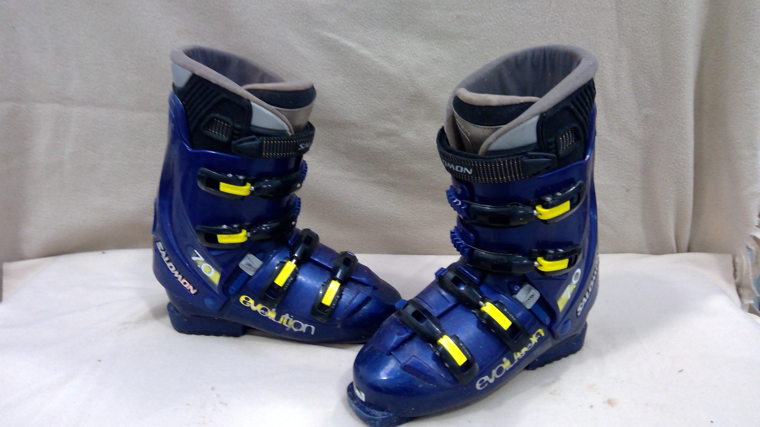 Lot 152 SALOMON Evolution SKI BOOTS Size 9 1/2 [44]