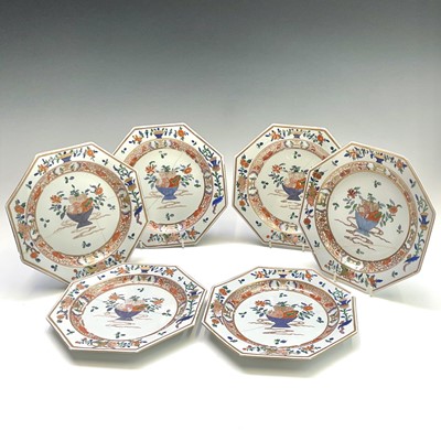 Lot 939 - A set of six Samson porcelain octagonal plates,...