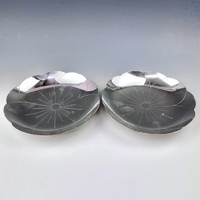 Lot 115 - A pair of Art Deco poppy head dishes by...