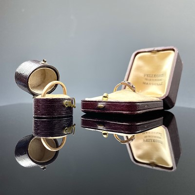 Lot 884 - A gold garnet set three stone ring, size K;...
