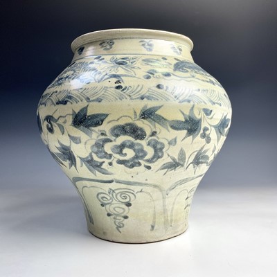 Lot 42 - A Chinese blue and white squat baluster vase,...