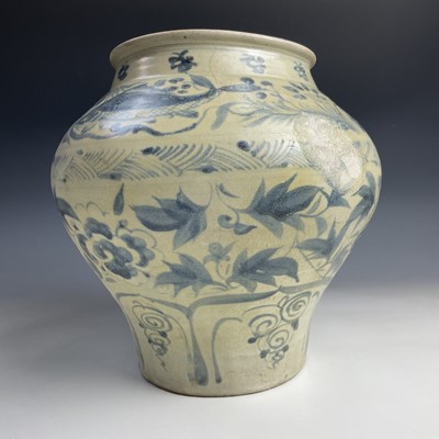 Lot 42 - A Chinese blue and white squat baluster vase,...