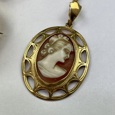Lot 775 - A 9ct gold mounted shell cameo pendant...