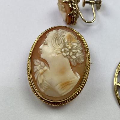 Lot 775 - A 9ct gold mounted shell cameo pendant...