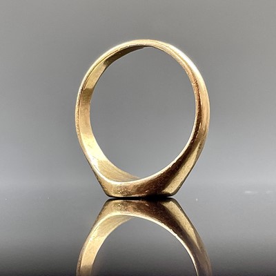 Lot 781 - A high purity gold signet ring, size M, weight...
