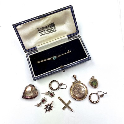 Lot 679 - A collection of 9ct jewellery including a...