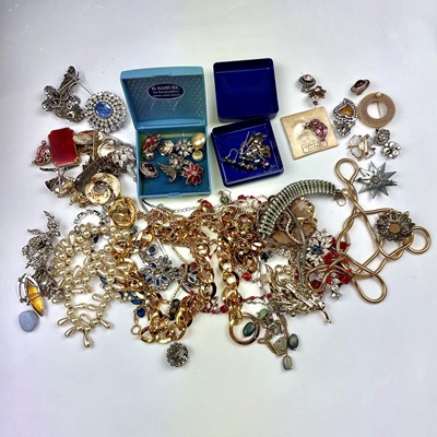 Lot 916 - A quantity of costume jewellery.