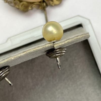 Lot 787 - A filligree silver gilt cameo brooch, 40mm x...