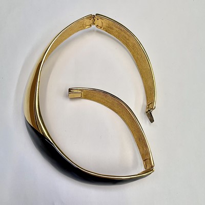 Lot 279 - An Alexis Kirk gilt metal and black enamel hinged choker.