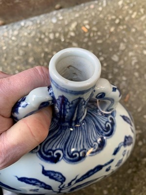 Lot 56 - A Chinese blue and white porcelain moon flask,...
