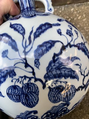 Lot 56 - A Chinese blue and white porcelain moon flask,...