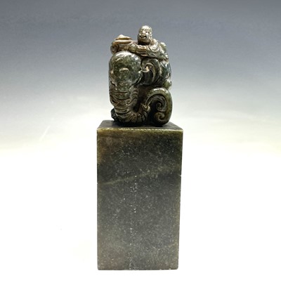 Lot 328 - A Chinese green hardstone seal, early 20th...