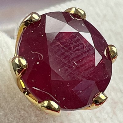 Lot 656 - An impressive 9ct gold large African ruby ring,...