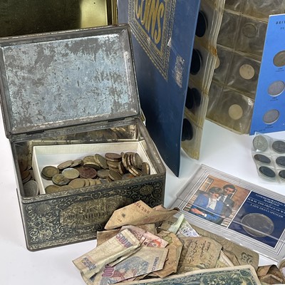 Lot 66 - G.B and World Coins. Box containing quantity...