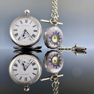 Lot 953 - A silver key wind pocket watch, the 38mm white...