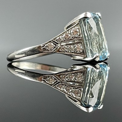 Lot 653 - A platinum aquamarine diamond ring, the...