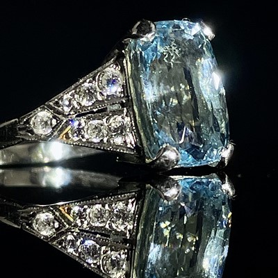 Lot 653 - A platinum aquamarine diamond ring, the...